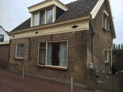 Actif met een gevelrenovatie in Spijkenisse. Voor de gevelrenovatie.